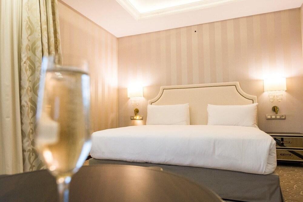 Hotel Prahova Plaza Ploieşti Buitenkant foto